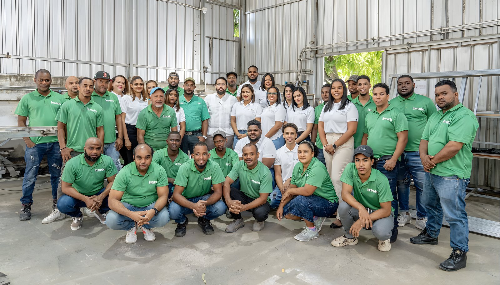 Equipo de Lozada en su planta de fabricación en Santo Domingo