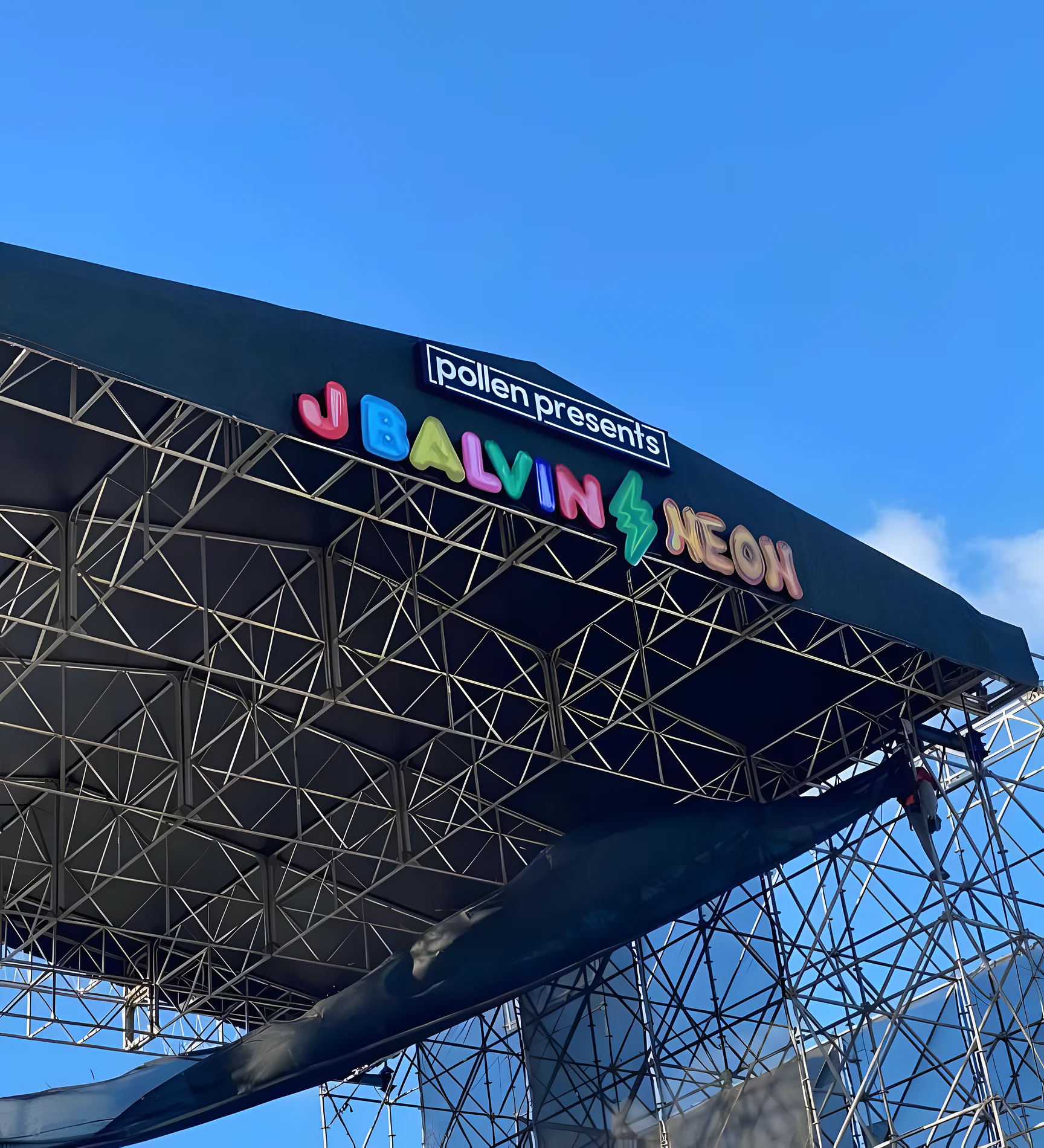 Estructura de escenario con iluminación neón fabricada para J Balvin