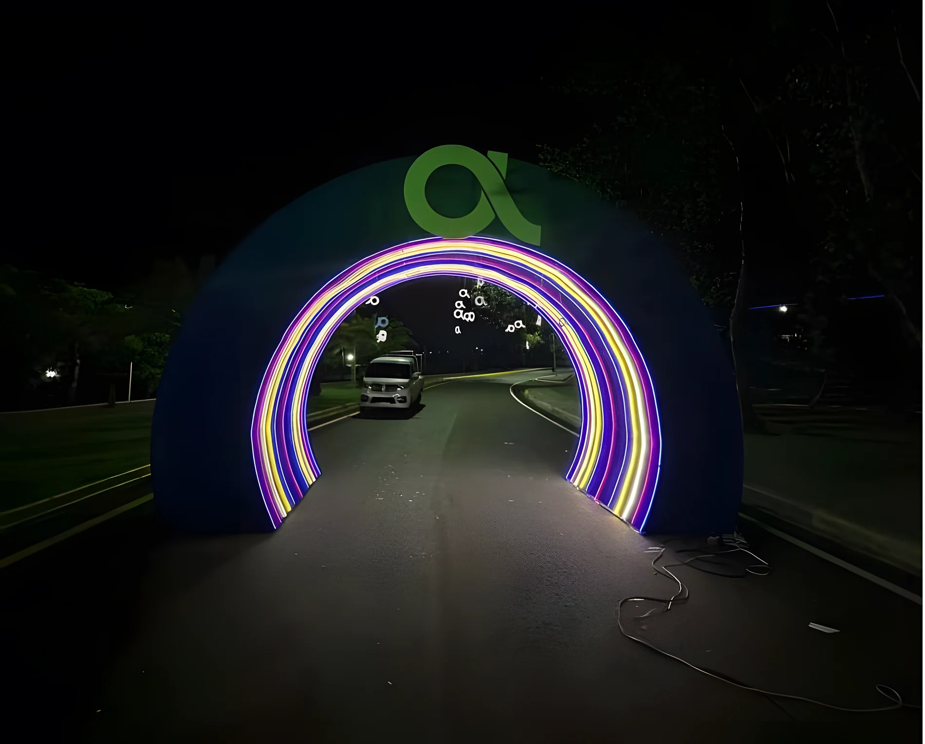 Túnel de luz inmersivo fabricado para activación de Altice