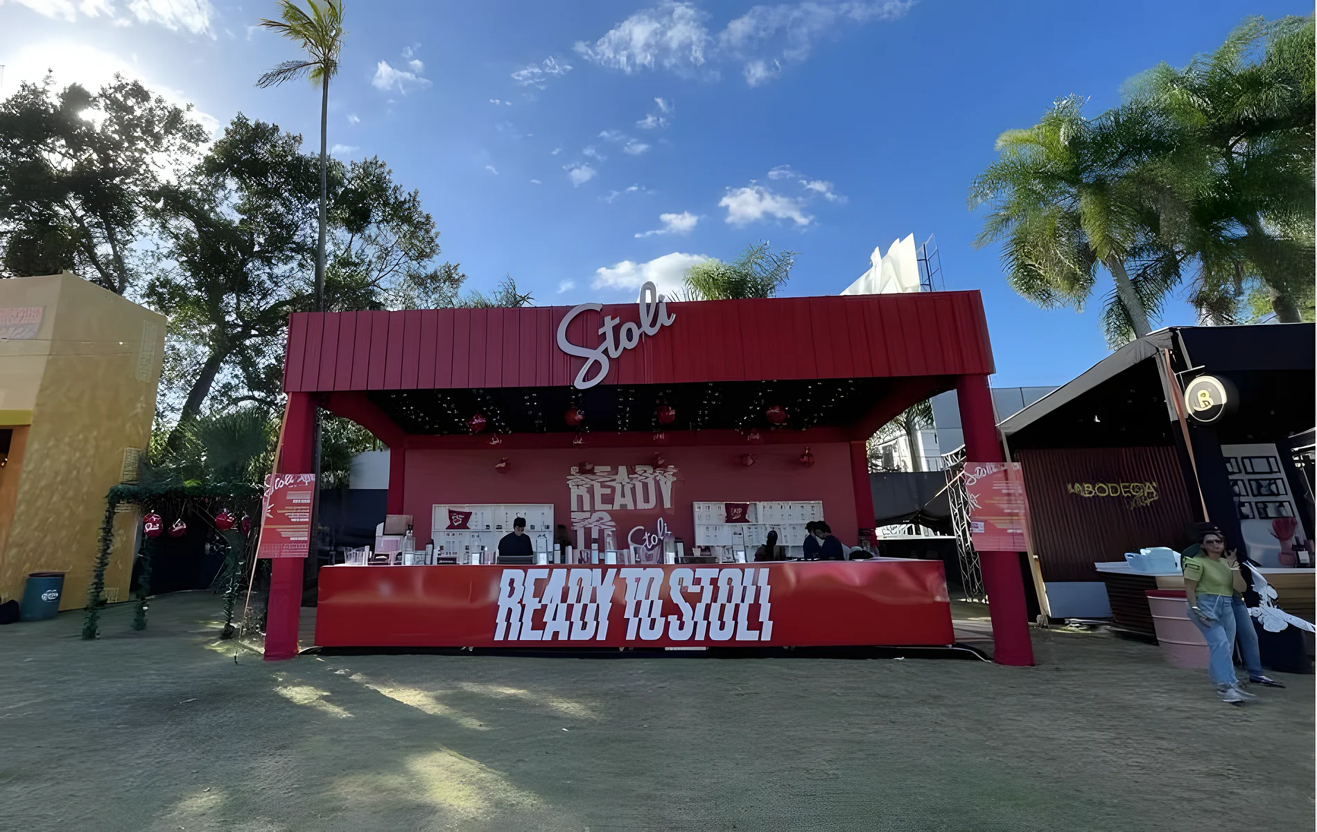 Activación Stolichnaya Ready to Stoli terminada y montada